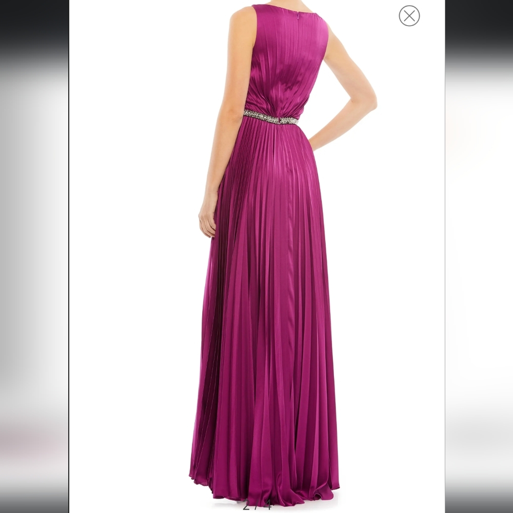 Crystal pleated satin gown - Picture 2 of 3